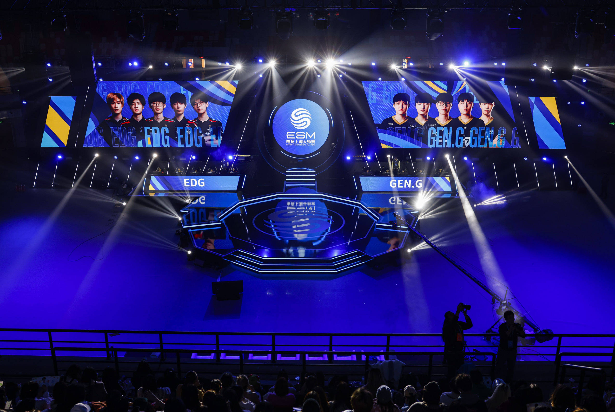 随着她逐步 随着她逐步